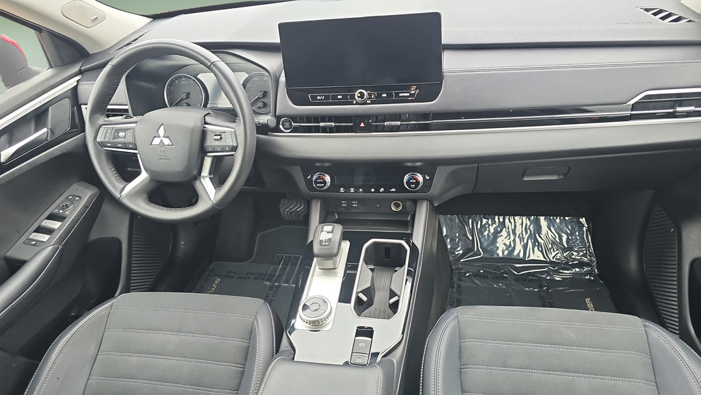 Used 2025 Mitsubishi Outlander SE FWD image 11