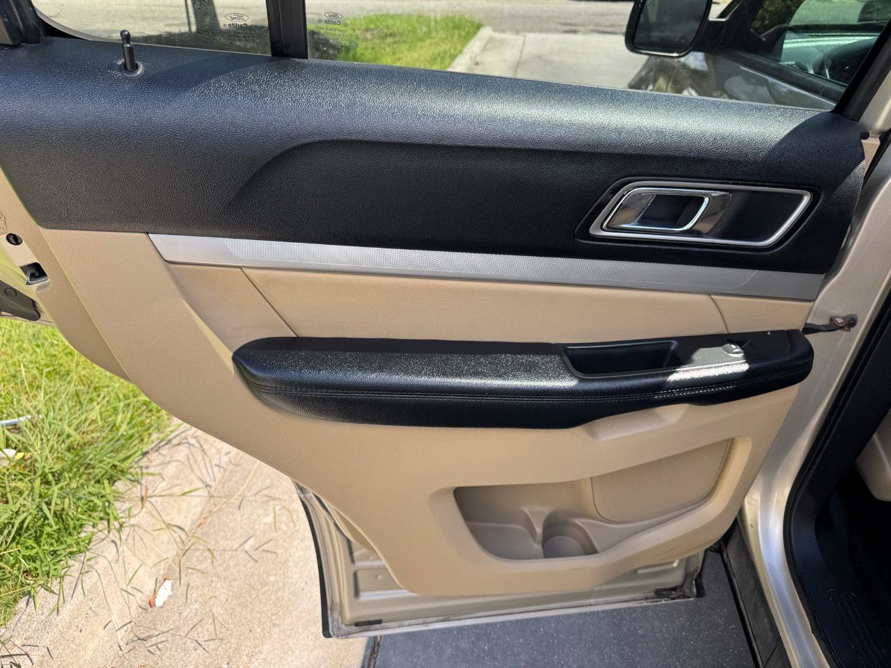 Used 2017 Ford Explorer XLT w/ Equipment Group 202A AWD/4WD image 15