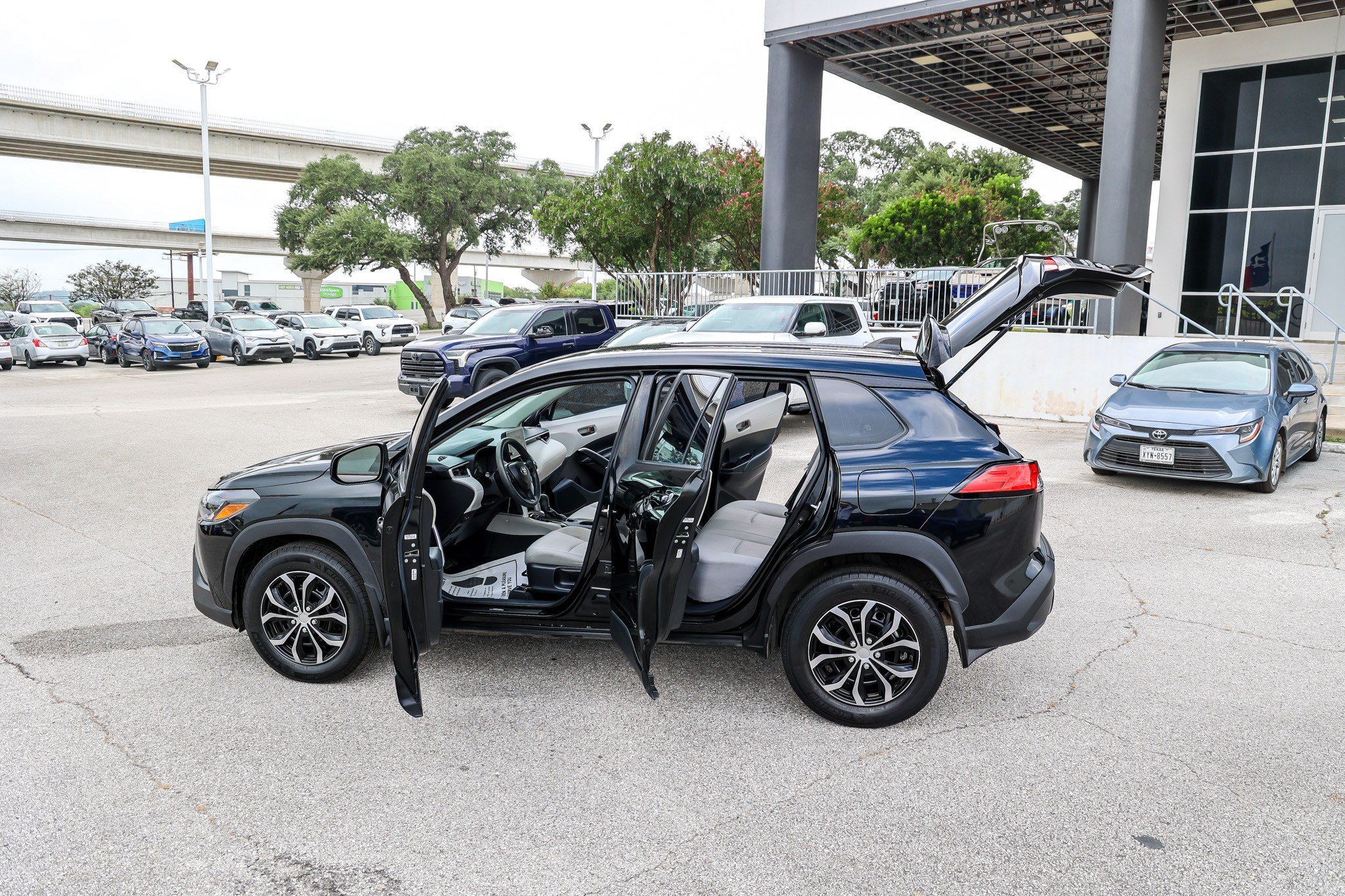 Used 2023 Toyota Corolla Cross L AWD/4WD image 11
