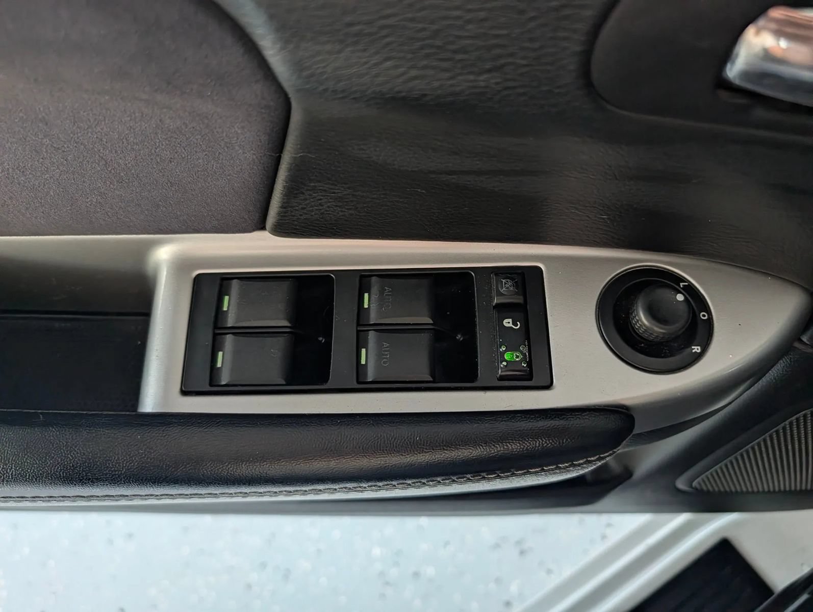 Used 2012 Chrysler 200 S FWD image 19