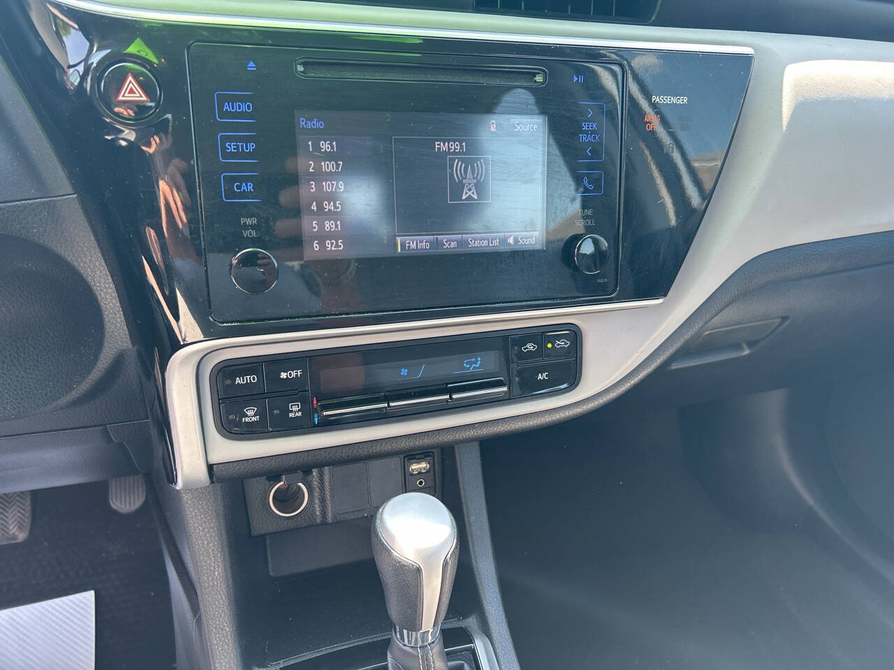 Used 2017 Toyota Corolla LE FWD image 8
