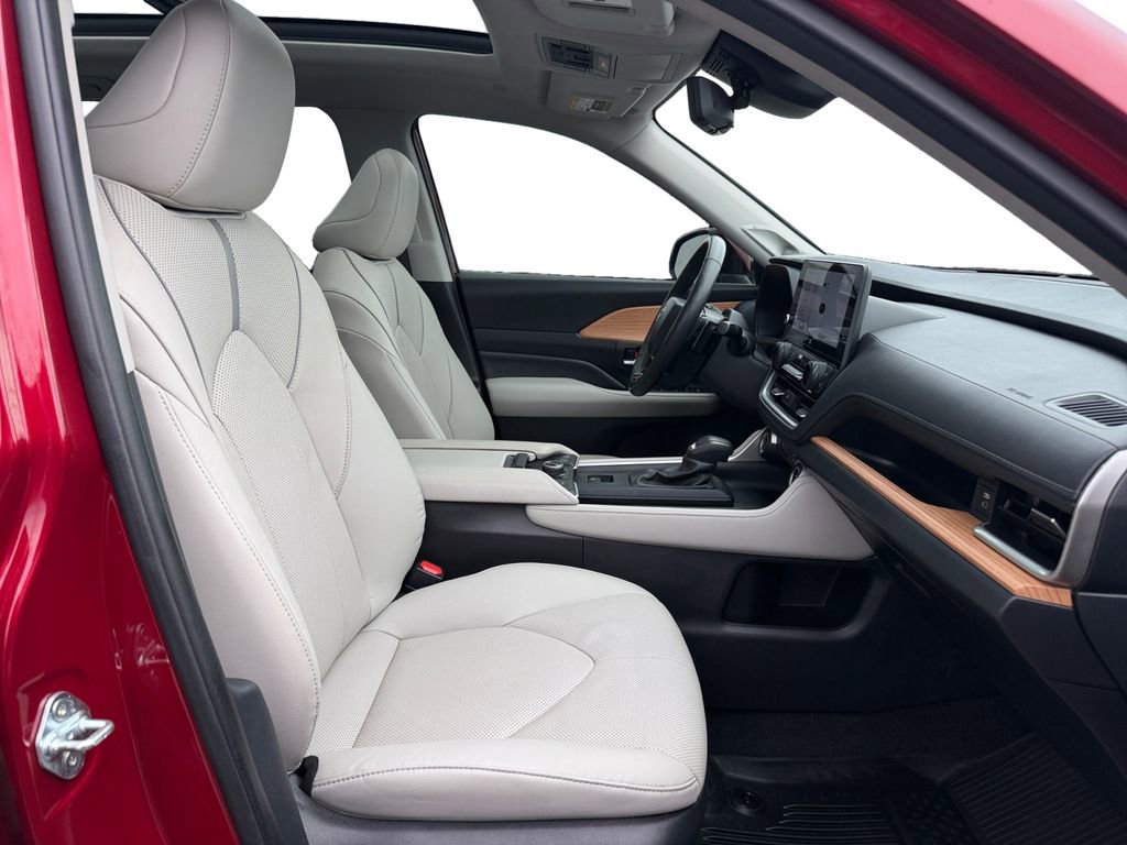 Certified 2024 Toyota Grand Highlander Platinum AWD/4WD image 17