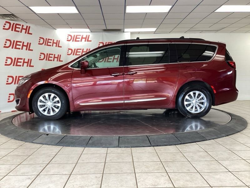 Used 2017 Chrysler Pacifica Touring-L FWD image 4