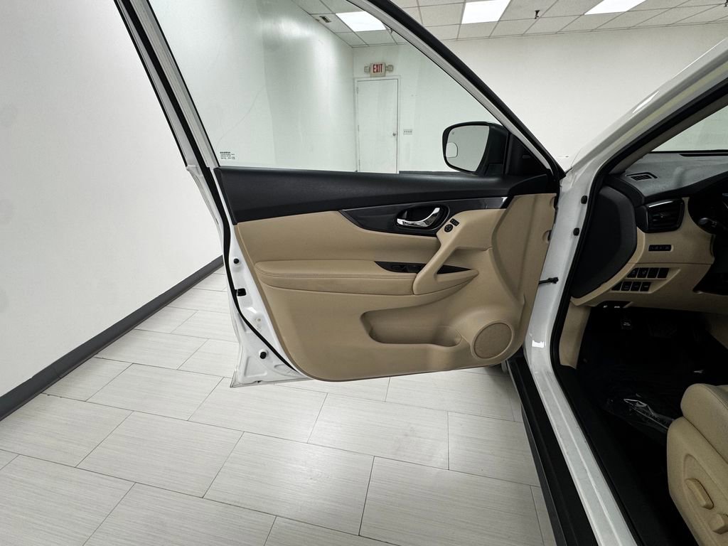 Used 2017 Nissan Rogue SV image 9