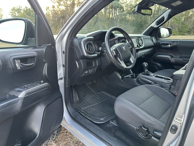 Used 2018 Toyota Tacoma TRD Sport image 9