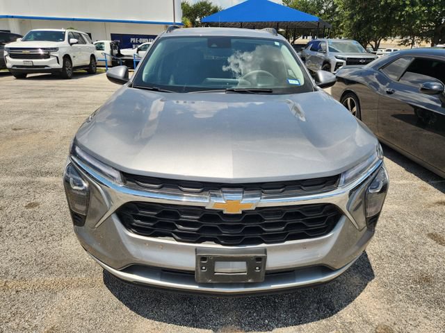 Used 2025 Chevrolet Trax LT FWD image 2
