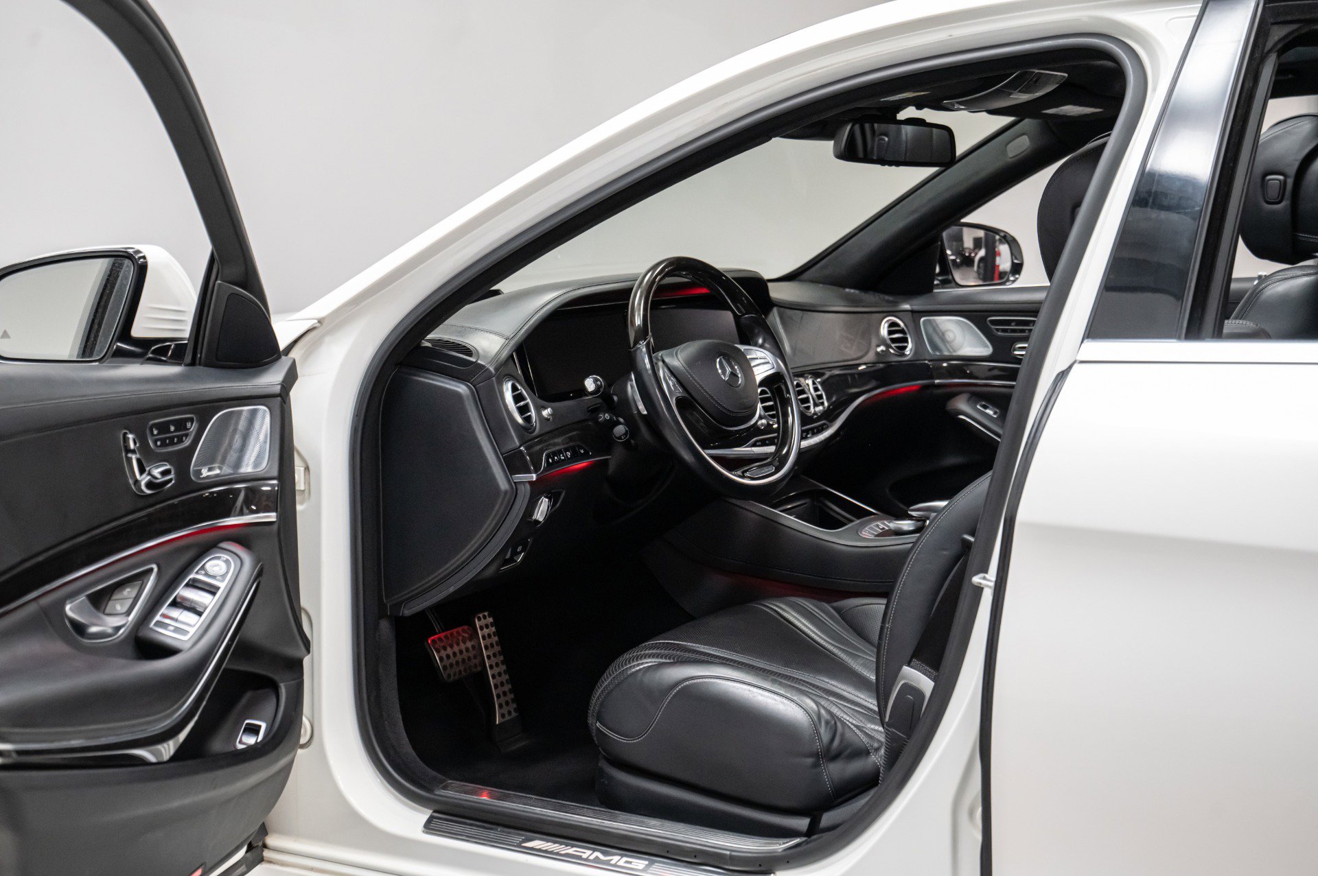 Used 2015 Mercedes-Benz S 63 AMG 4MATIC Sedan w/ Driver Assistance Package image 25