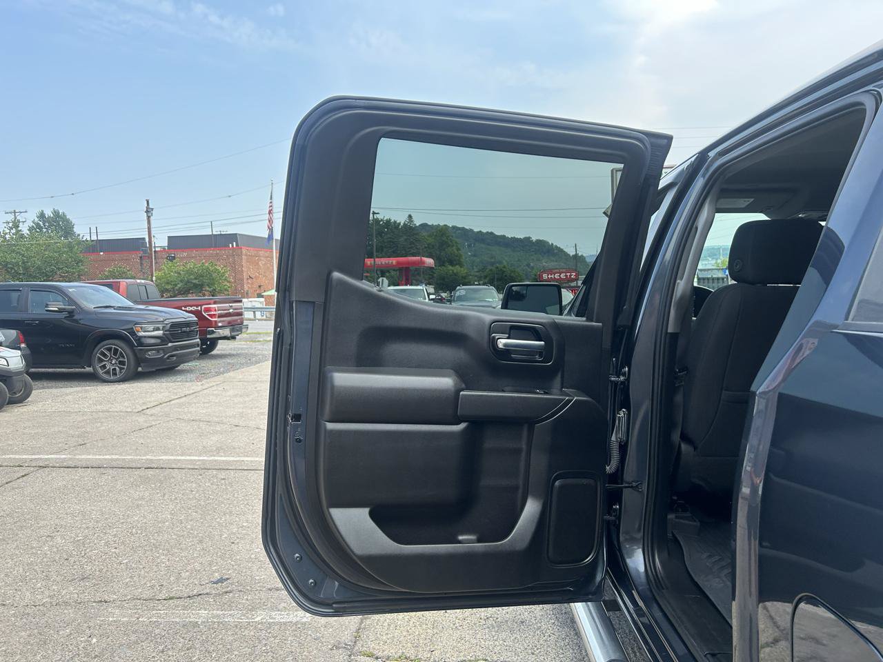 Used 2022 Chevrolet Silverado 1500 LT AWD/4WD image 38