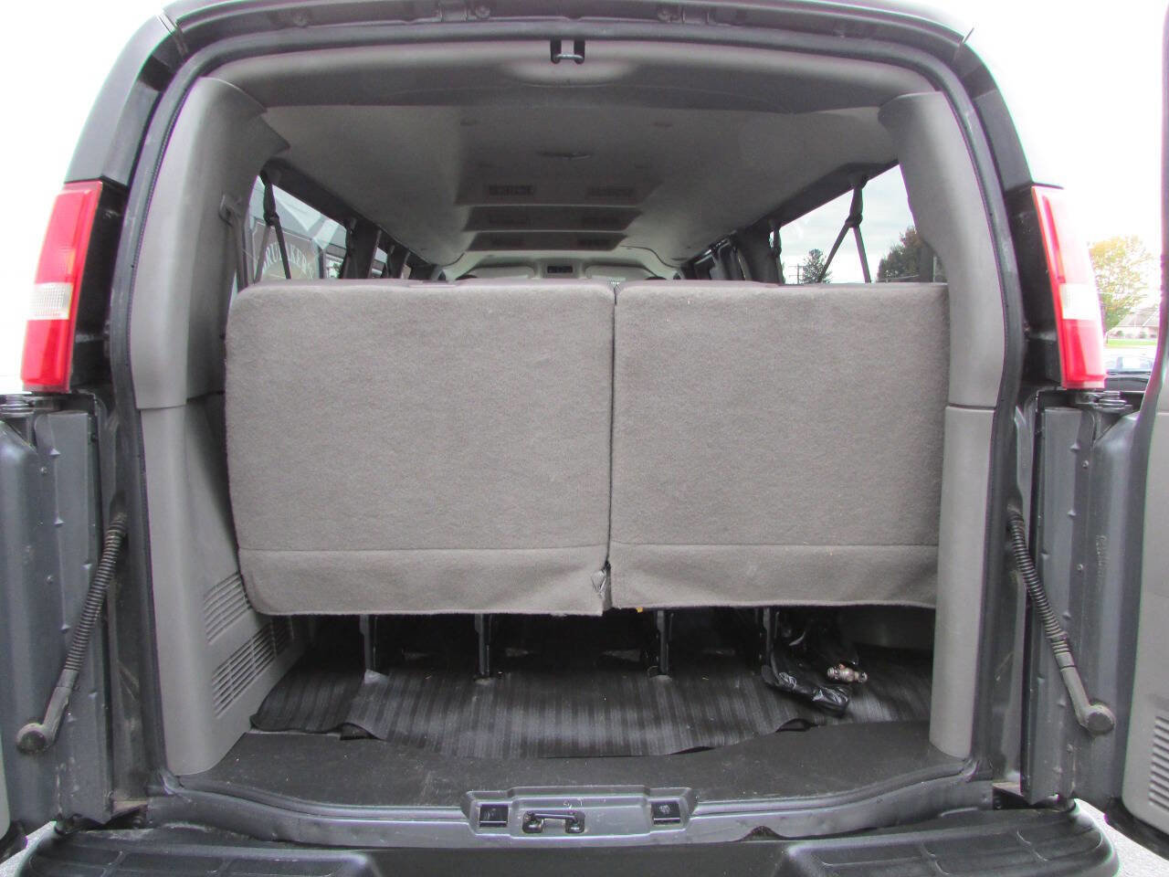 Used 2016 Chevrolet Express 3500 LS w/ Chrome Appearance Package image 4