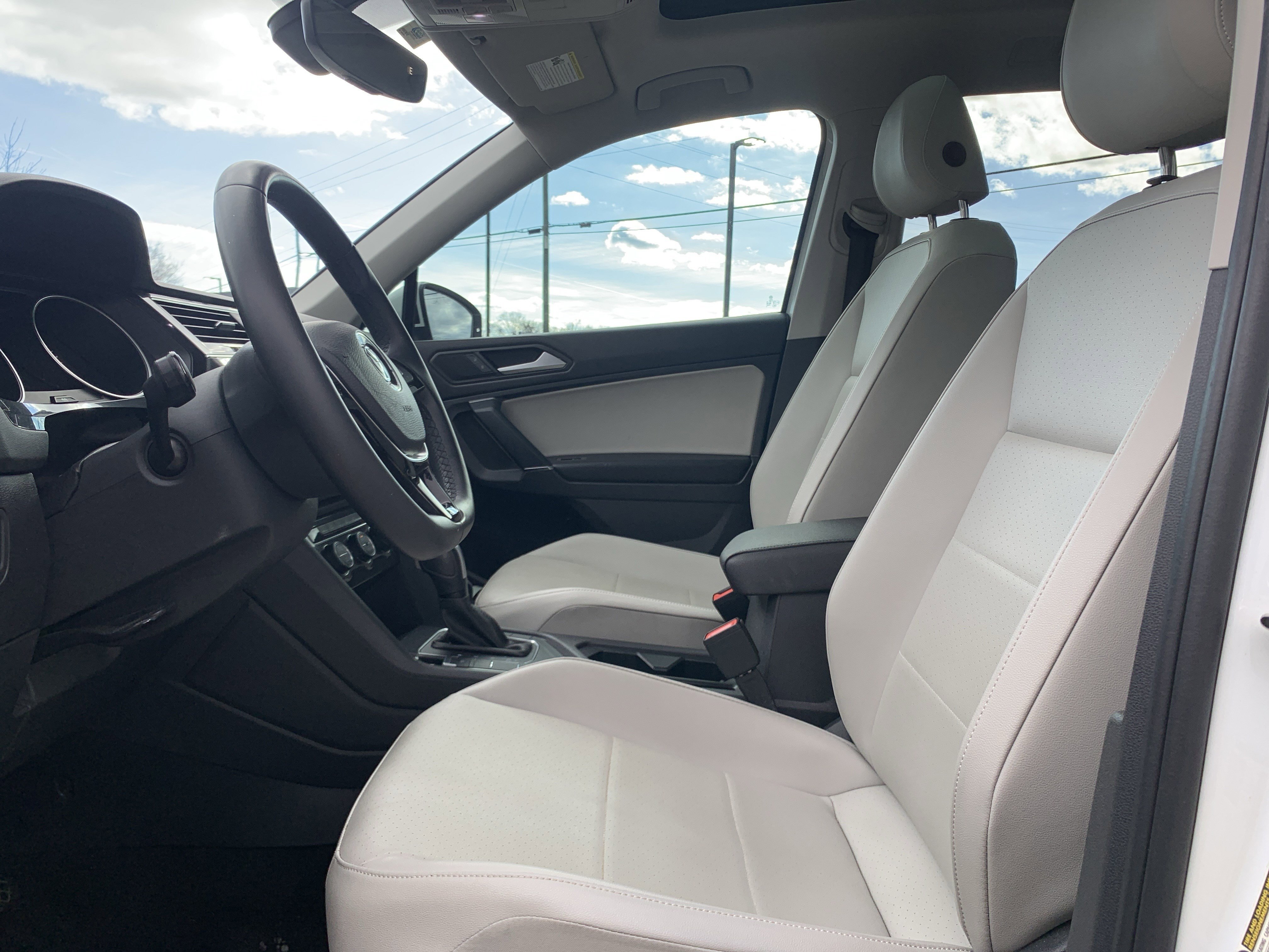 Used 2020 Volkswagen Tiguan SE w/ Panoramic Sunroof Package image 16