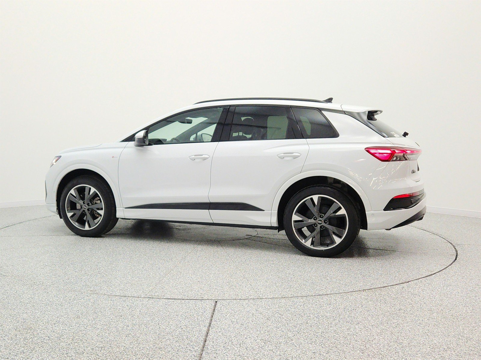 Used 2024 Audi Q4 e-tron Premium Plus w/ Premium Plus AWD/4WD image 8