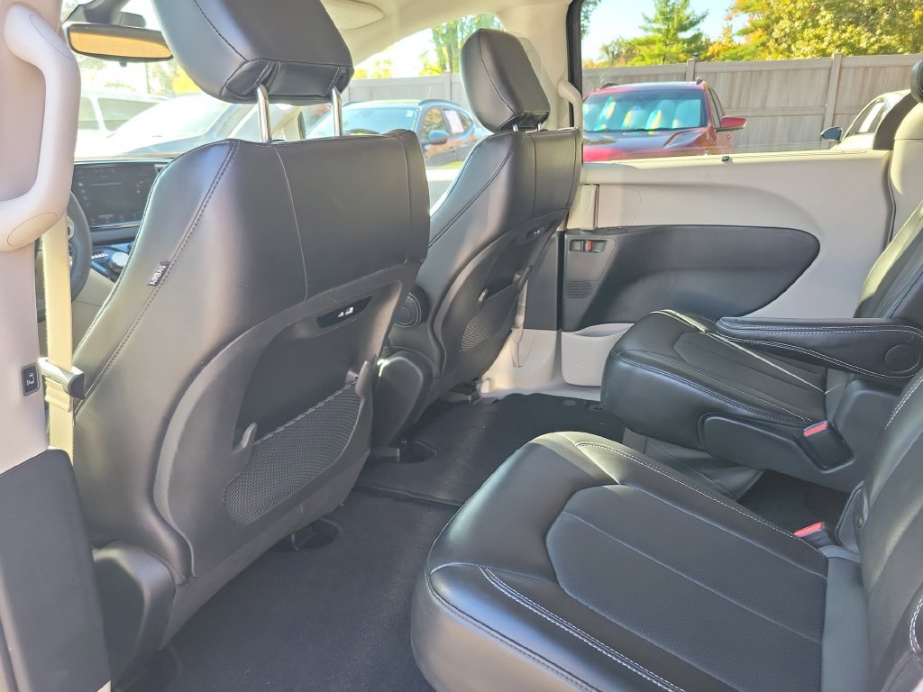 Used 2024 Chrysler Pacifica Touring-L FWD image 17