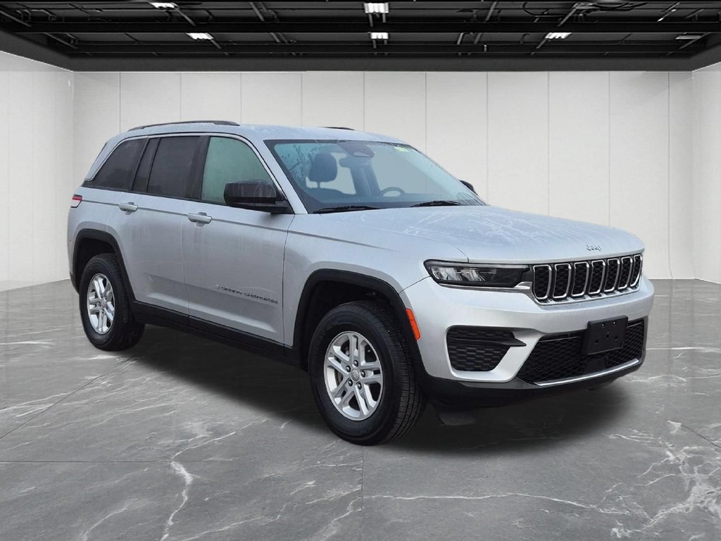 Used 2024 Jeep Grand Cherokee Laredo AWD/4WD image 7