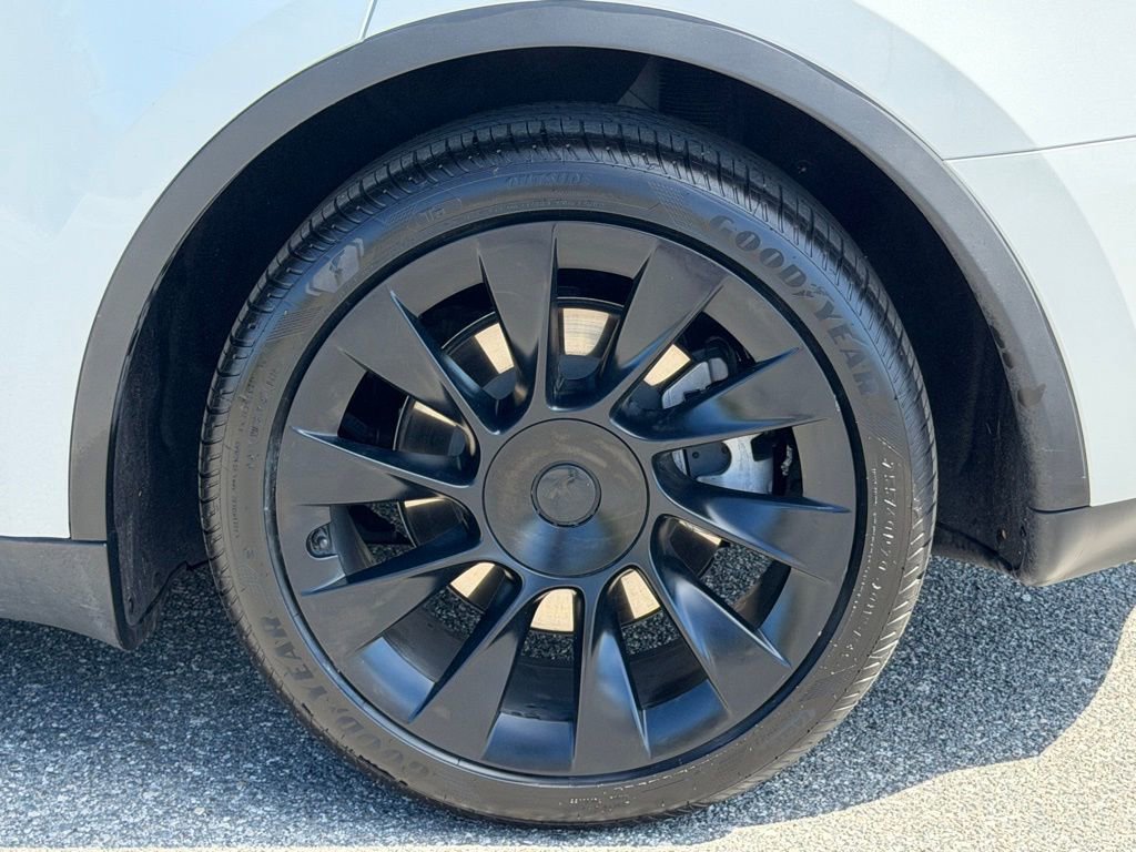 Used 2023 Tesla Model Y Long Range image 15