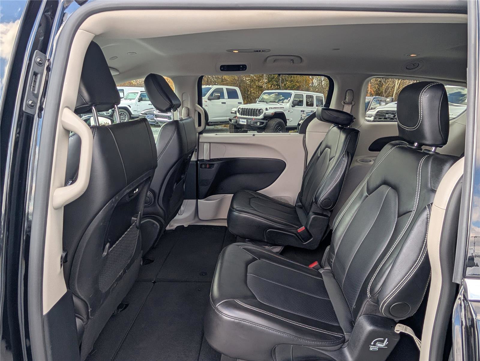 Used 2024 Chrysler Pacifica Touring-L image 14