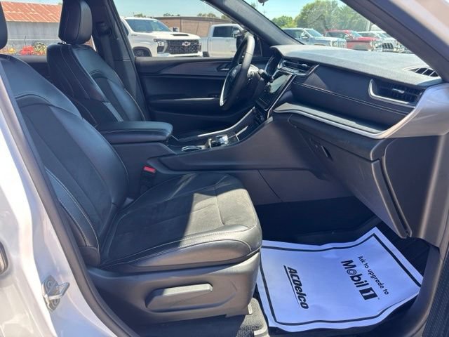 Used 2024 Jeep Grand Cherokee L Laredo AWD/4WD image 23