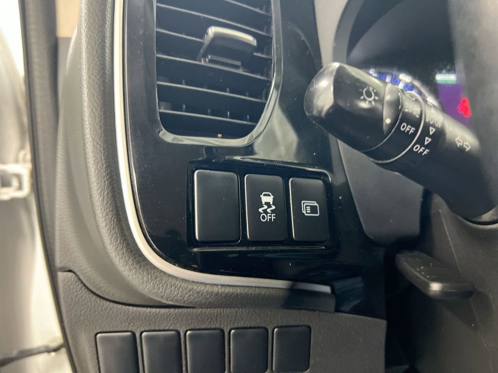 Used 2016 Mitsubishi Outlander SE AWD/4WD image 18