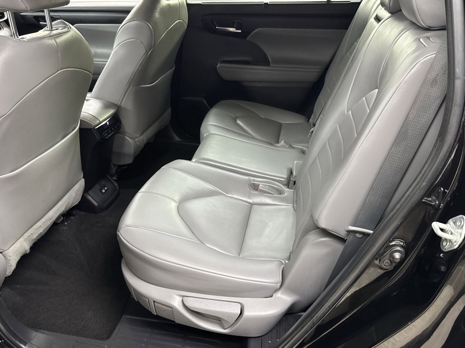 Used 2023 Toyota Highlander XLE FWD image 37