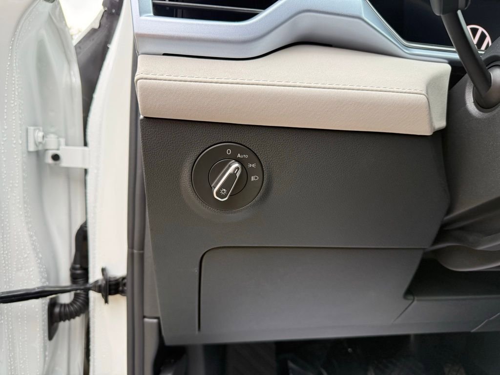 New 2026 Volkswagen Taos SE image 28