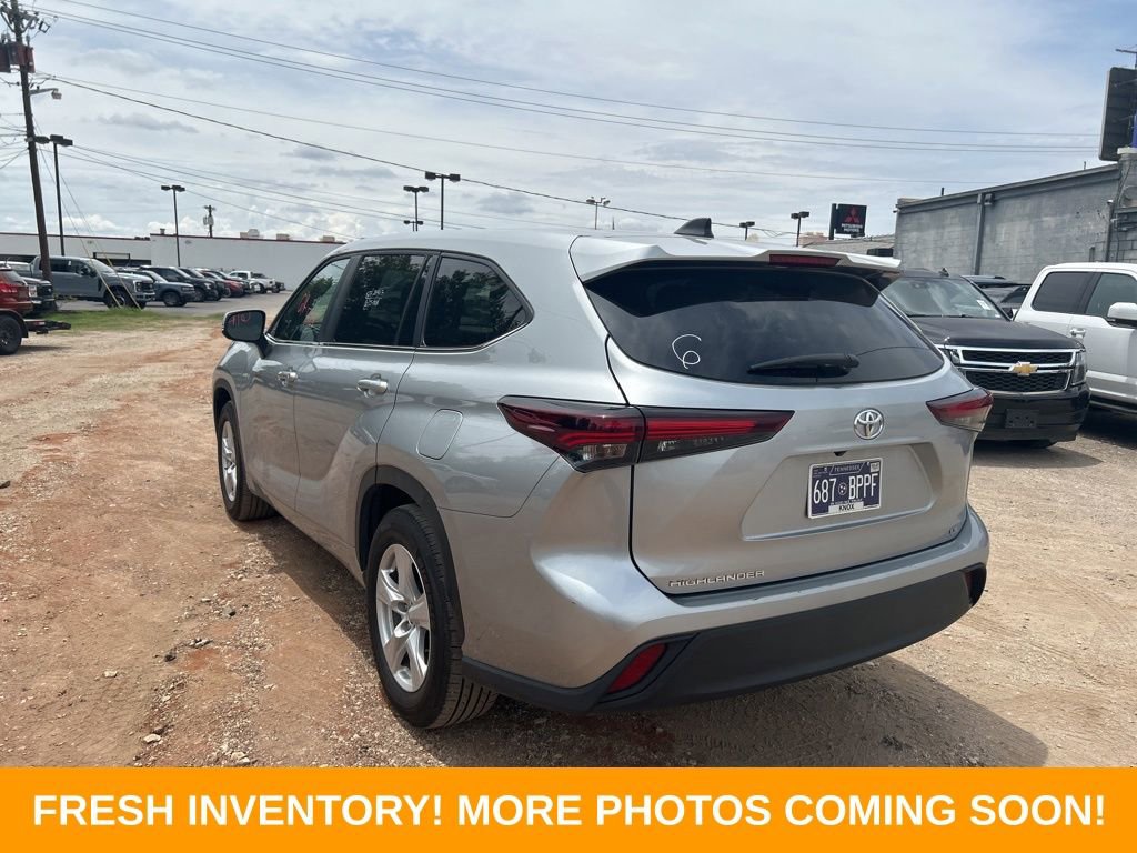 Used 2025 Toyota Highlander LE FWD image 4