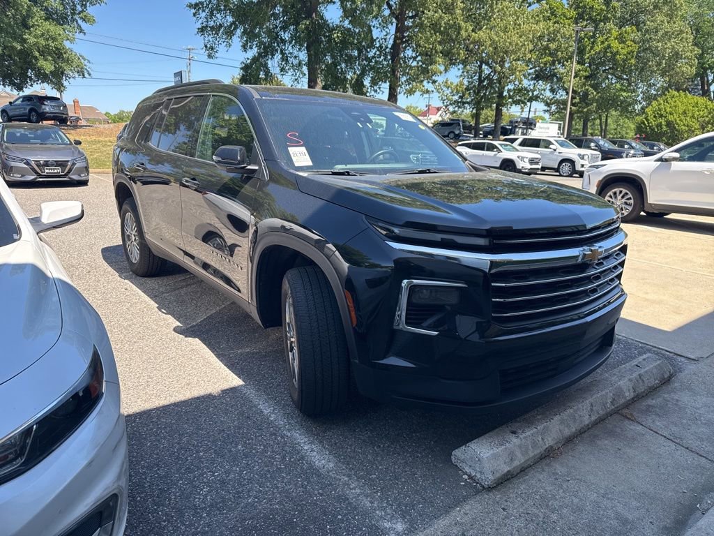 Used 2025 Chevrolet Traverse LT FWD image 3