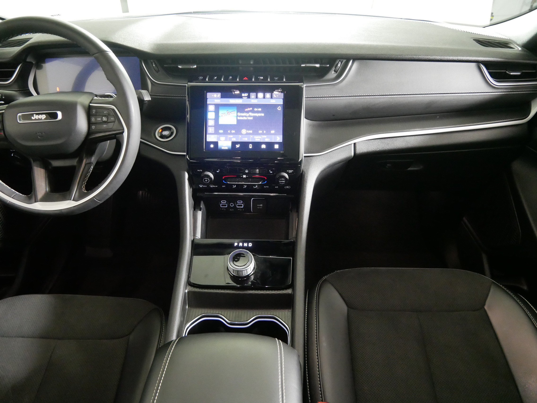 Used 2025 Jeep Grand Cherokee Altitude AWD/4WD image 10