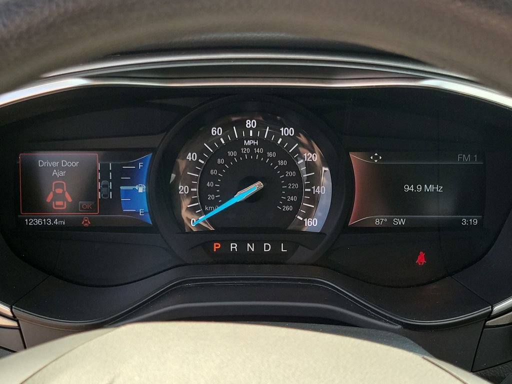 Used 2020 Ford Fusion SE FWD image 15