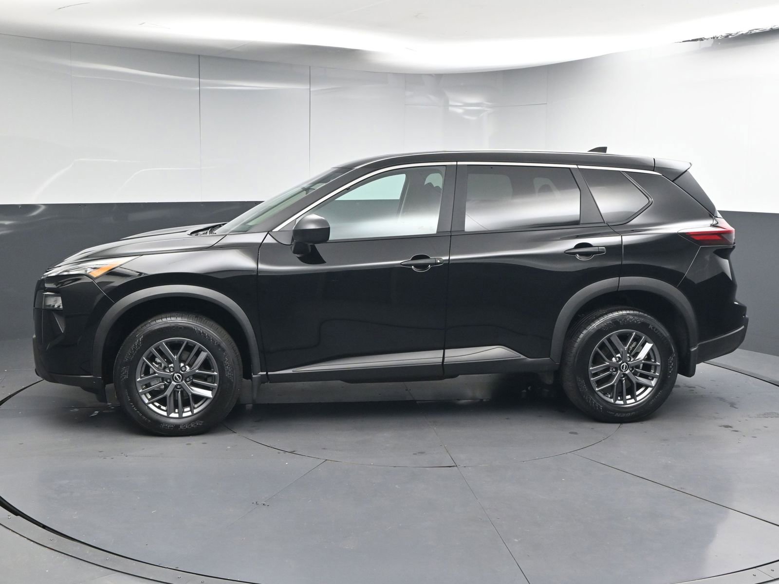 Used 2025 Nissan Rogue S image 4