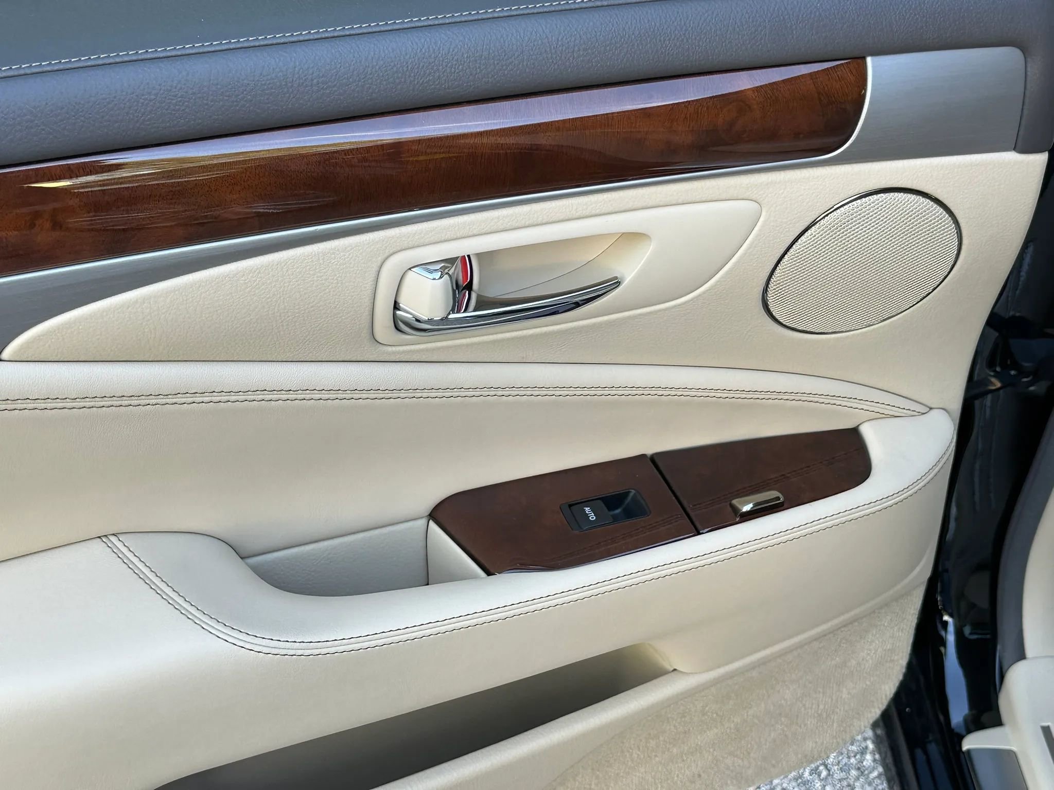 Used 2013 Lexus LS 460 w/ Comfort Pkg RWD image 15