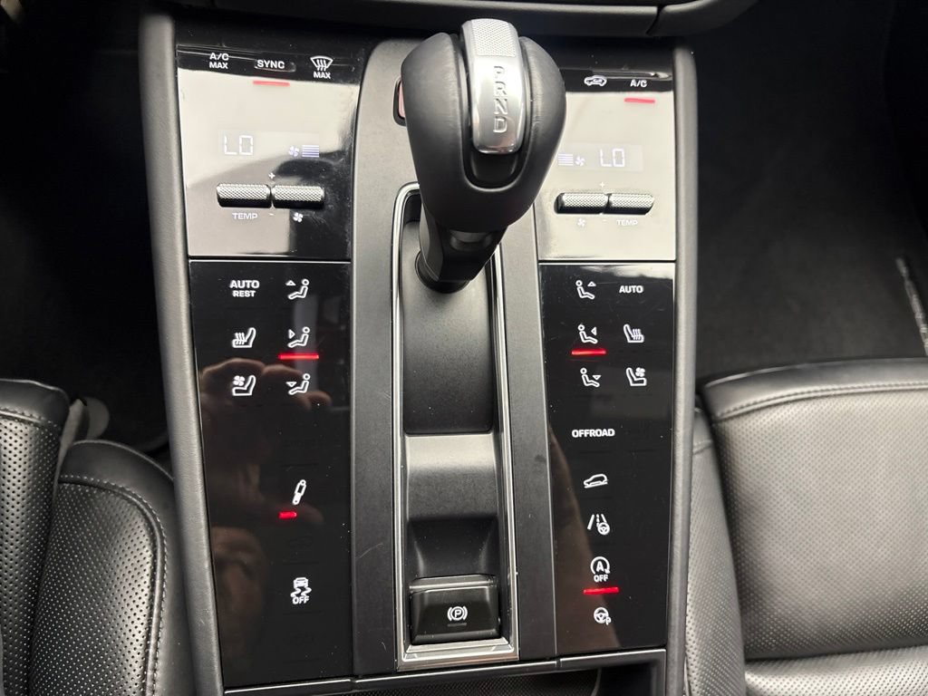 Certified 2024 Porsche Macan Turbo AWD/4WD image 35
