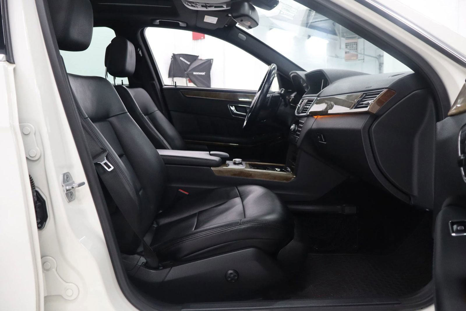 Used 2010 Mercedes-Benz E 350 E 350 4MATIC Sedan 4D image 22