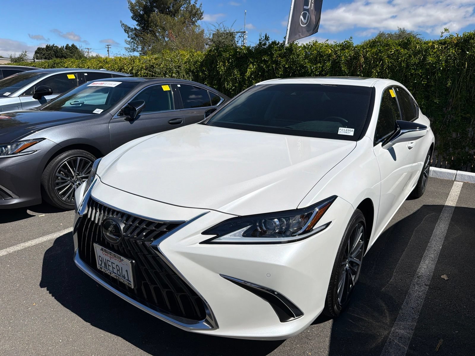 Used 2025 Lexus ES 300h w/ Premium Package FWD image 2