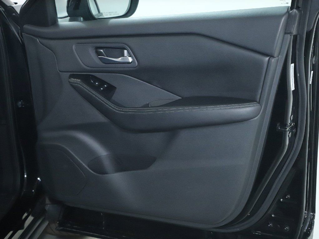 Certified 2025 Nissan Rogue SV image 33
