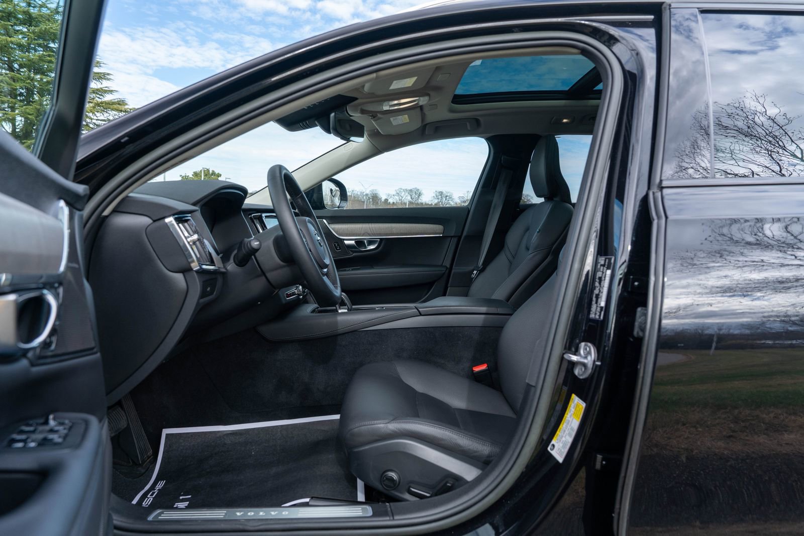 Used 2023 Volvo V90 B6 Cross Country Plus image 21