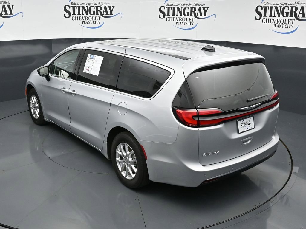 Used 2024 Chrysler Pacifica Touring-L image 13
