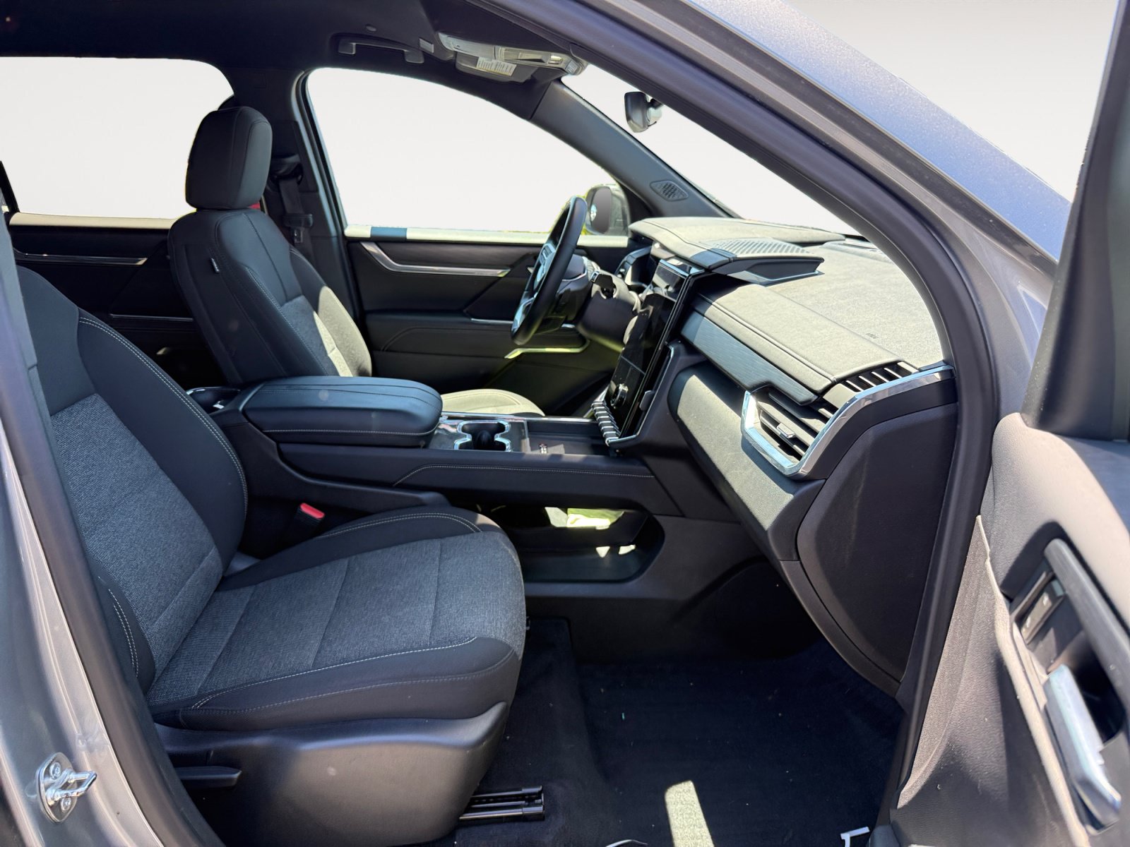 Used 2025 GMC Acadia Elevation FWD image 19