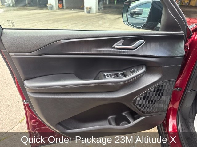 Used 2025 Jeep Grand Cherokee L Altitude AWD/4WD image 12