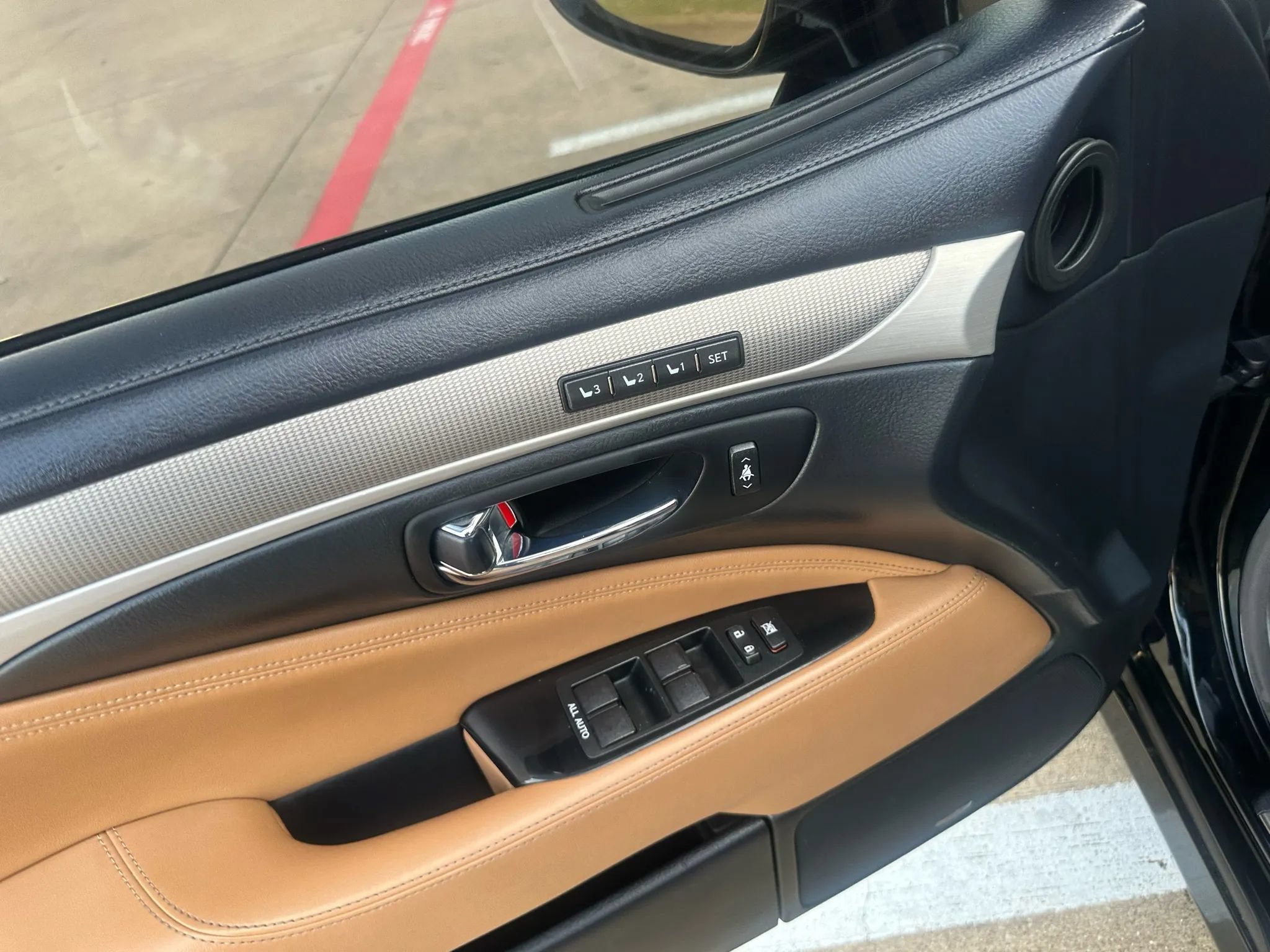 Used 2016 Lexus LS 460 RWD image 31