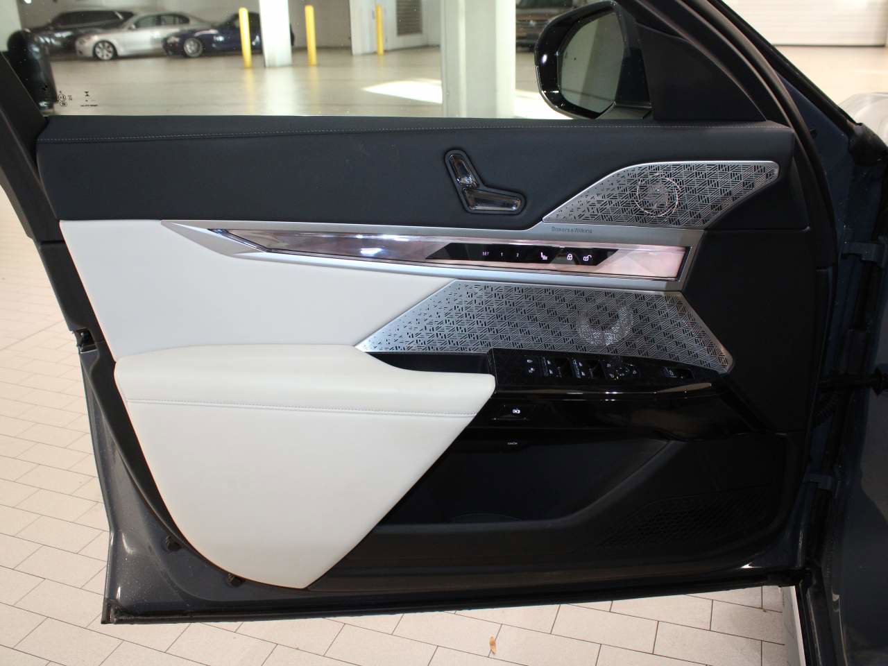Certified 2023 BMW i7 xDrive60 AWD/4WD image 8
