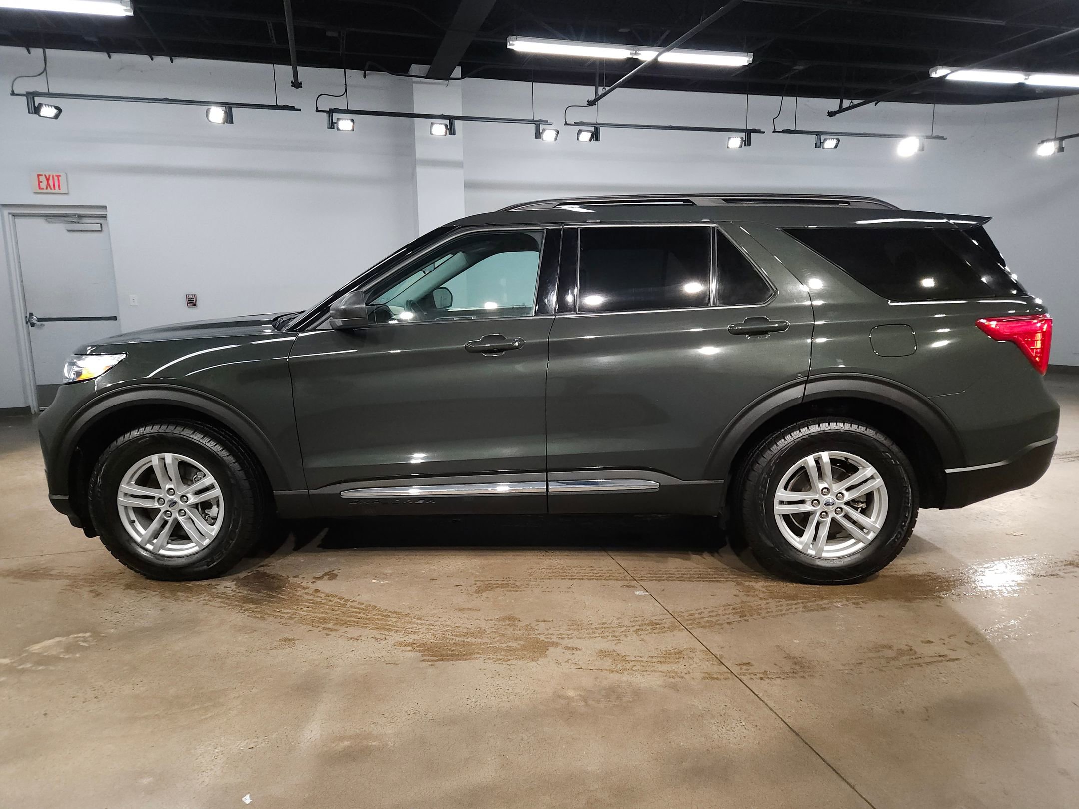 Used 2023 Ford Explorer XLT image 4