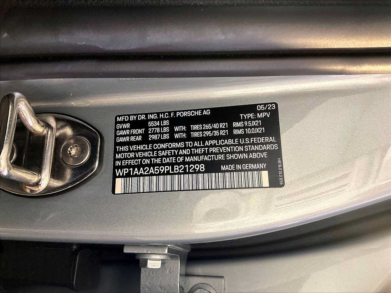 Certified 2023 Porsche Macan AWD/4WD image 36