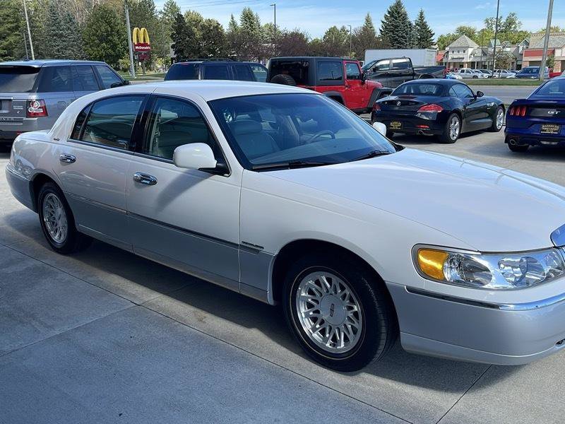Used 1999 Lincoln Town Car Signature RWD image 9