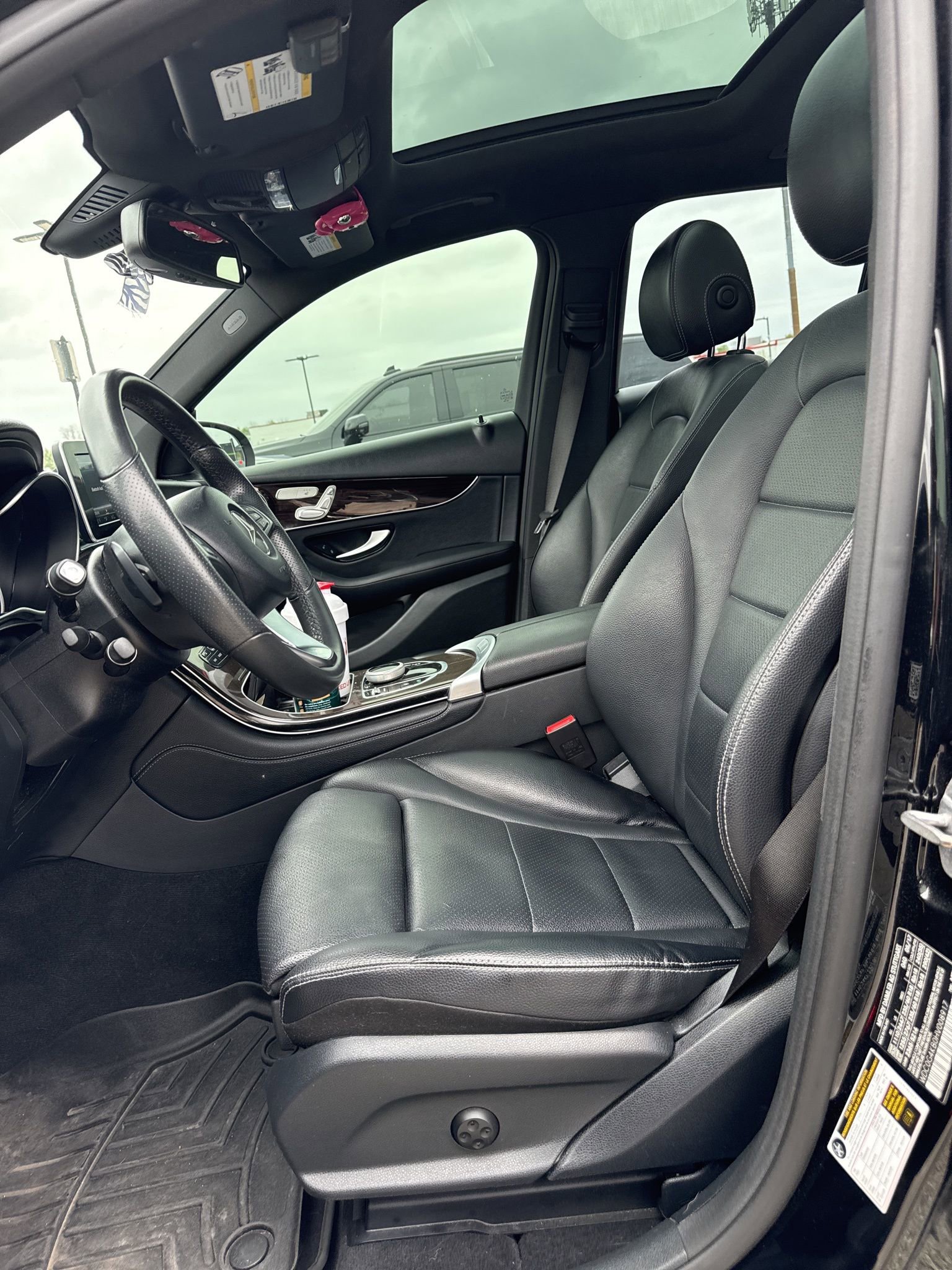 Used 2017 Mercedes-Benz GLC 300 4MATIC image 4