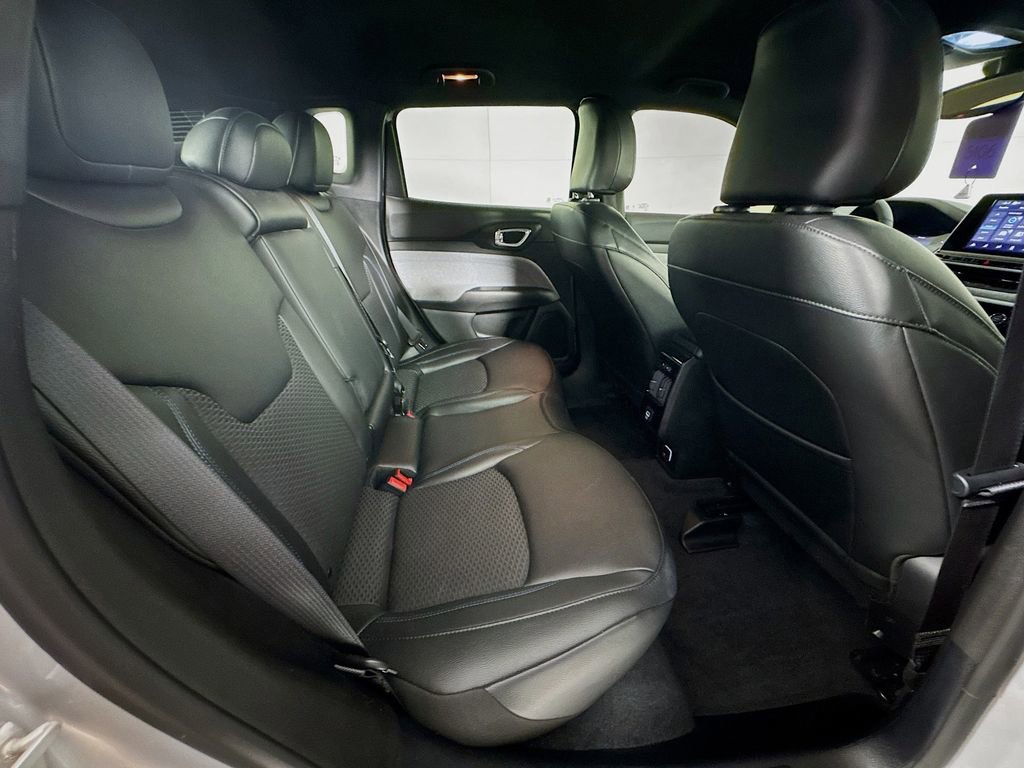 Used 2025 Jeep Compass Latitude image 31
