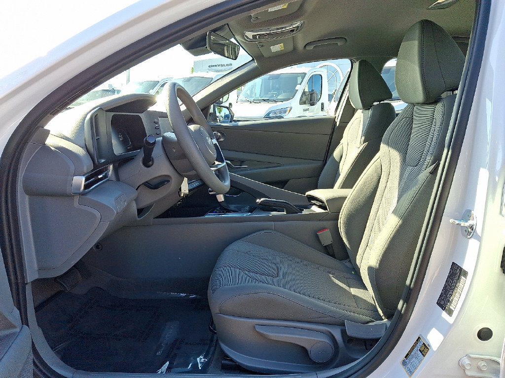 Used 2026 Hyundai Elantra SE FWD image 13