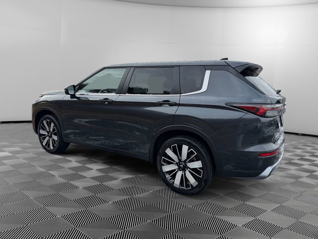 Used 2025 Mitsubishi Outlander SE image 5
