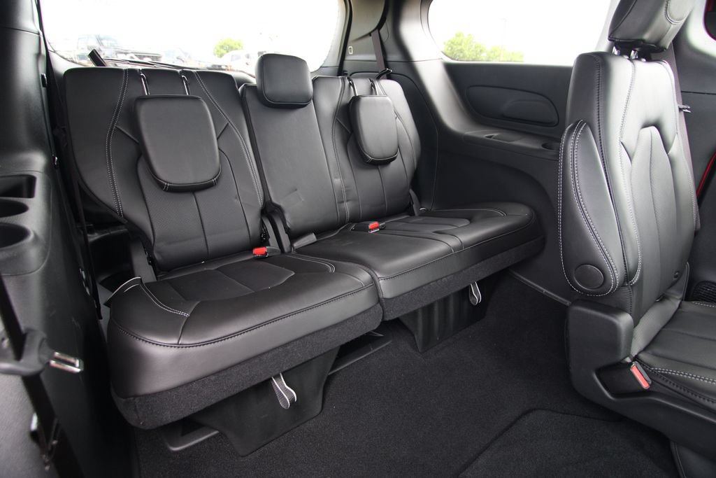 Used 2026 Chrysler Pacifica Select AWD/4WD image 10