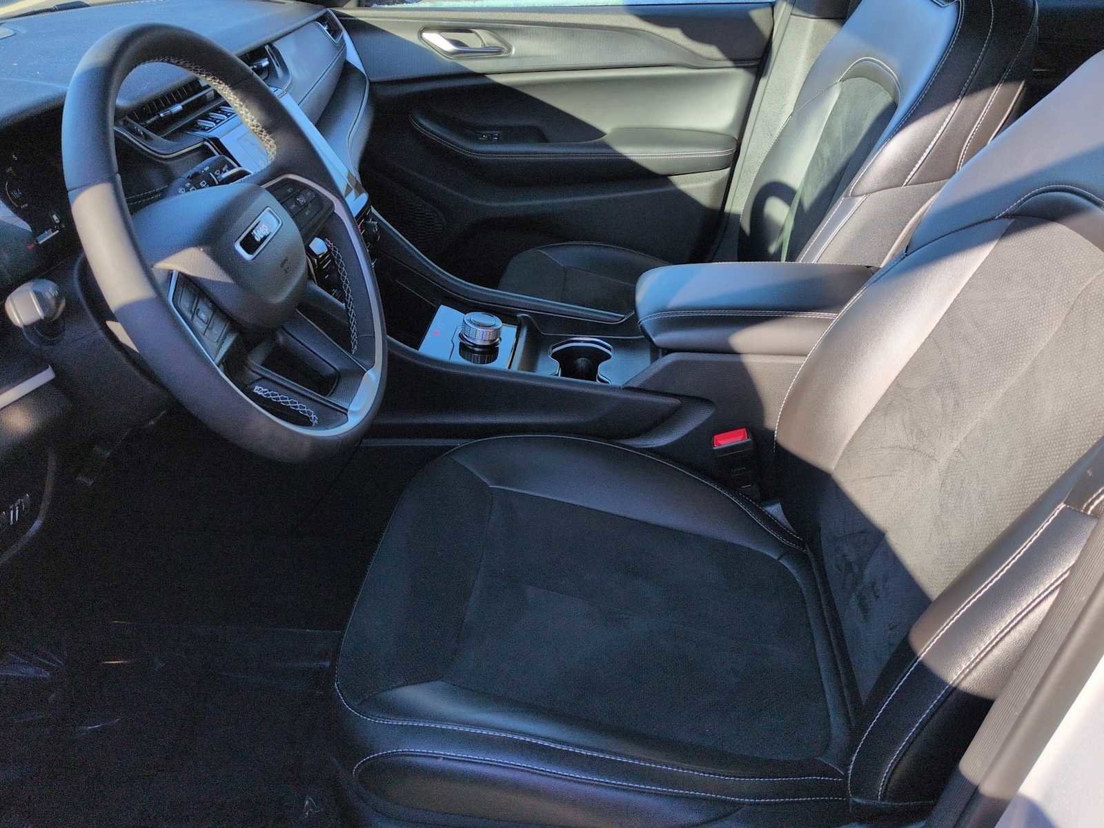 Used 2024 Jeep Grand Cherokee Altitude image 10