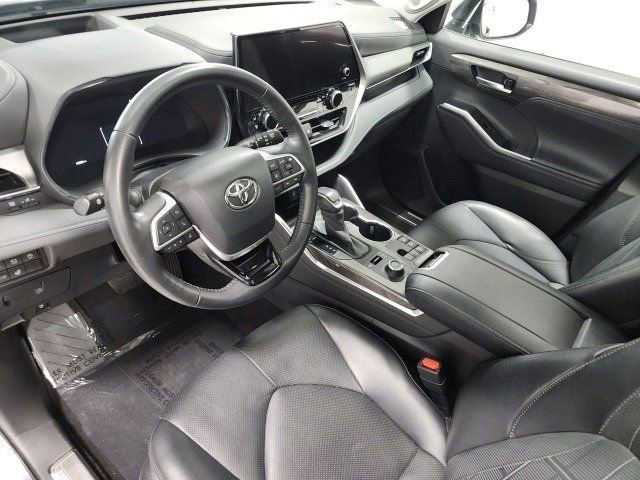 Used 2023 Toyota Highlander Platinum image 28