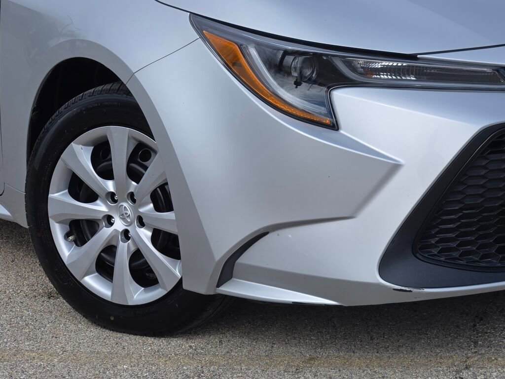 Used 2021 Toyota Corolla LE image 3
